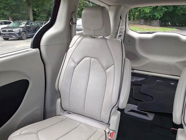 Used 2017 Chrysler Pacifica Limited image 18