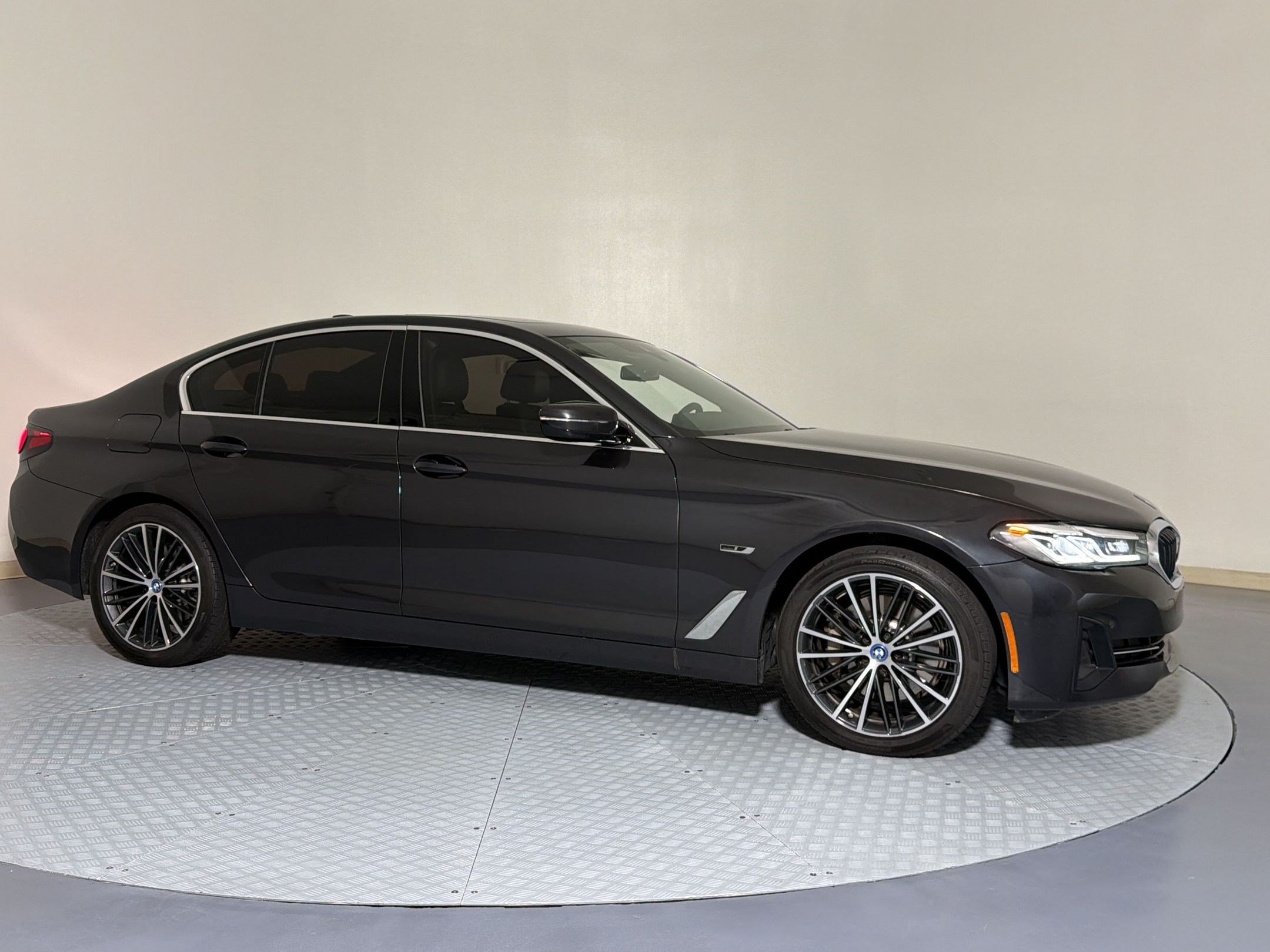 Used 2023 BMW 530e w/ Convenience Package RWD image 7