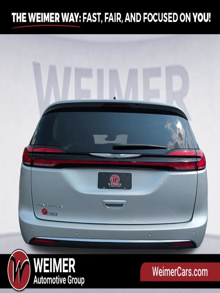 Used 2024 Chrysler Pacifica Touring-L FWD image 6