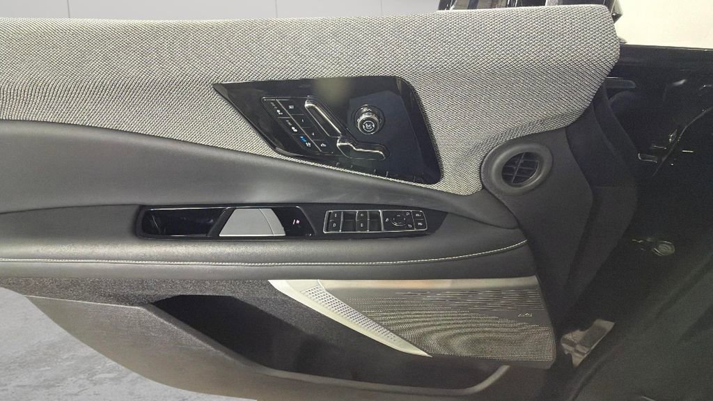 Certified 2025 Cadillac Optiq Luxury 2 w/ LPO, Floor Liner Package AWD/4WD image 27