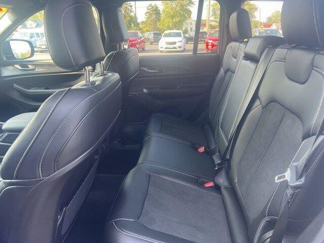 New 2025 Jeep Grand Cherokee Altitude image 13