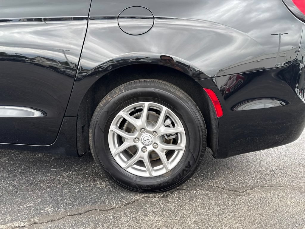 Used 2025 Chrysler Pacifica Select FWD image 42