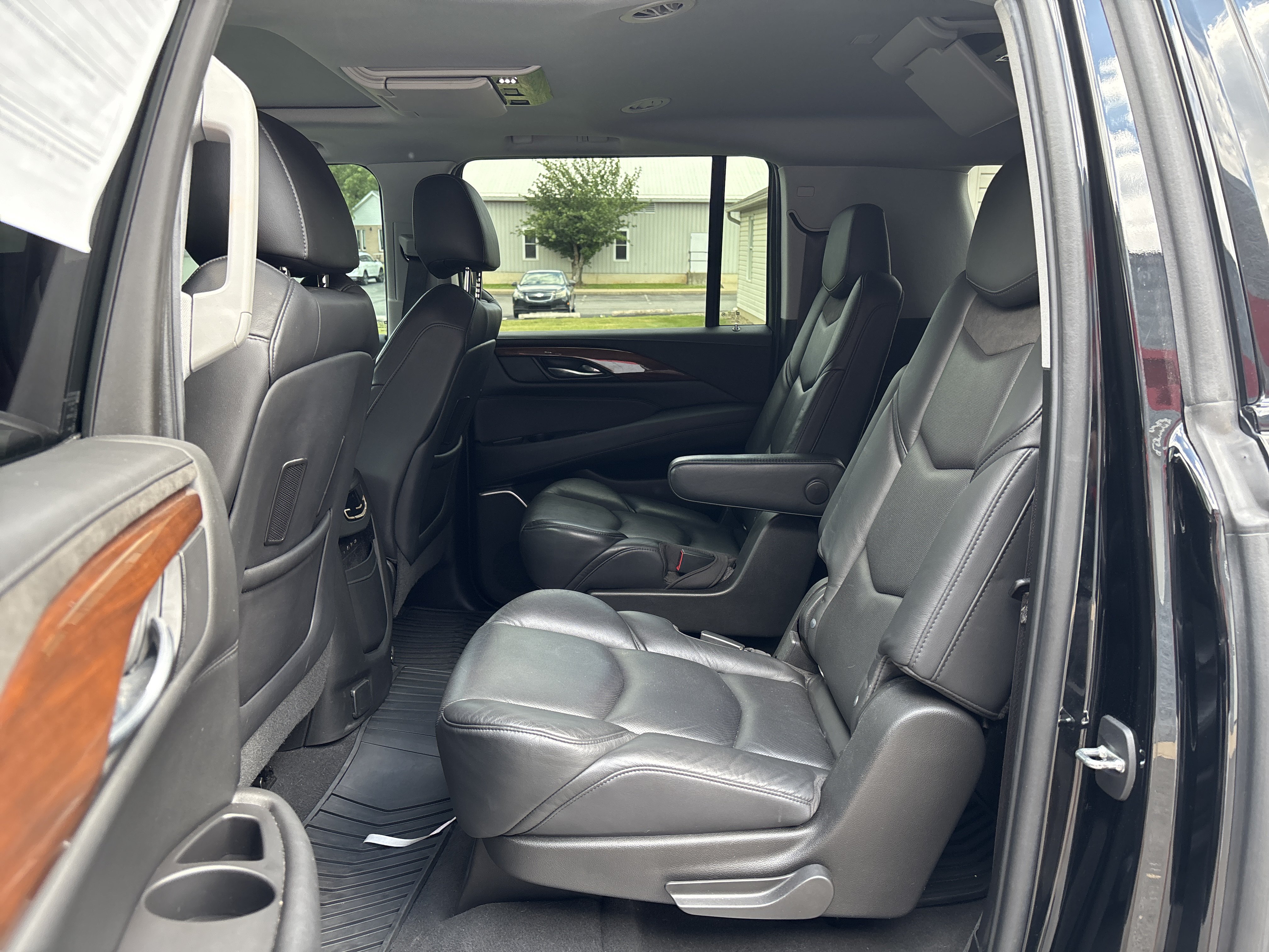 Used 2019 Cadillac Escalade ESV Luxury w/ Escalade Sport Edition AWD/4WD image 14