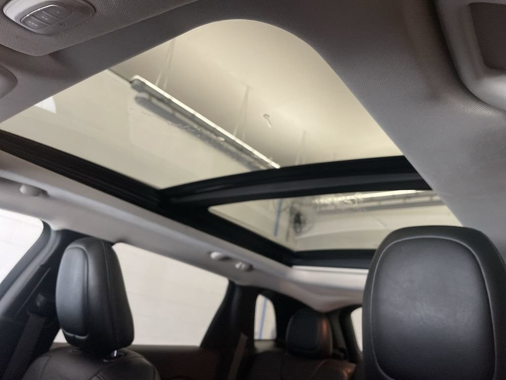 Used 2018 Jeep Cherokee Limited AWD/4WD image 12