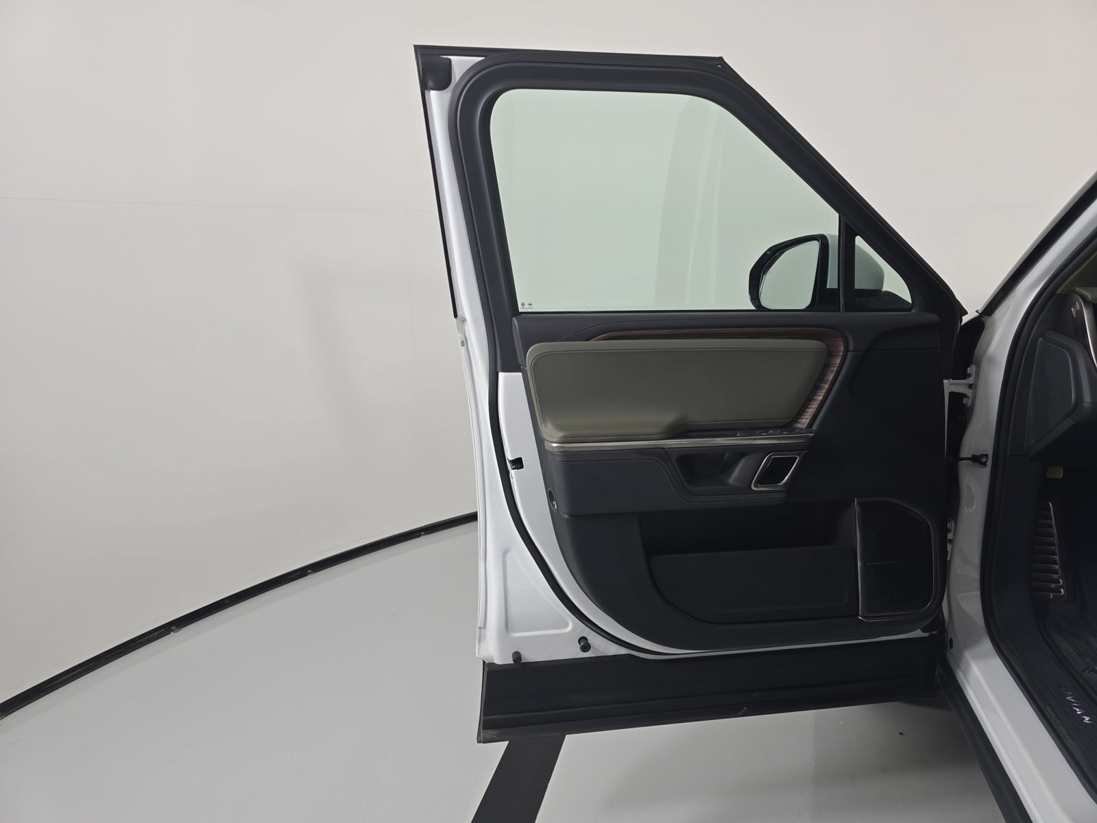 Used 2022 Rivian R1S Launch Edition Quad AWD/4WD image 17