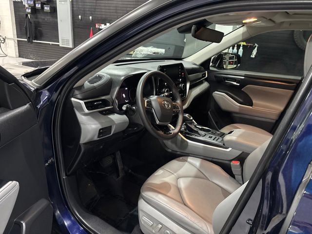 Used 2020 Toyota Highlander XLE AWD/4WD image 11