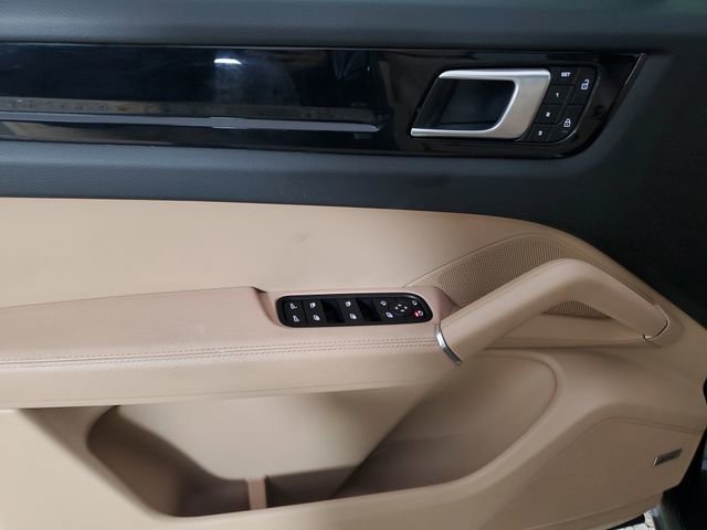 Used 2022 Porsche Cayenne w/ Premium Package image 19
