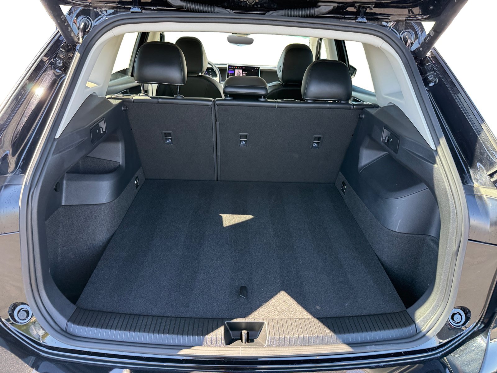 Certified 2025 Volkswagen Tiguan SE AWD/4WD image 17