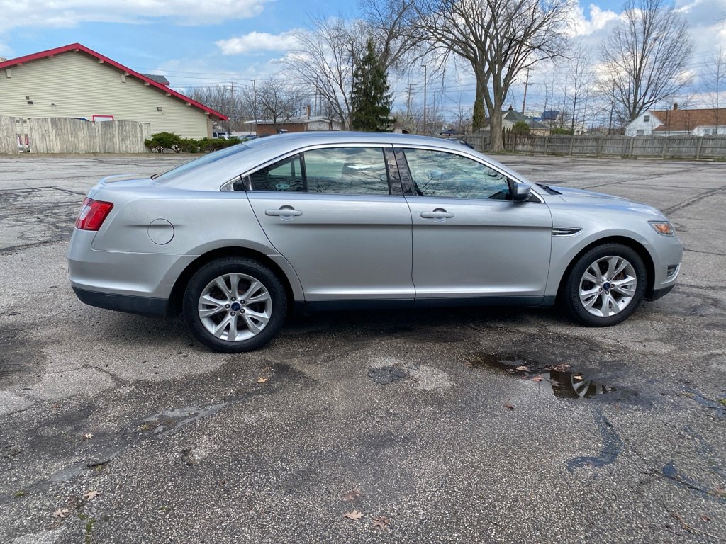 Used 2010 Ford Taurus SEL image 6