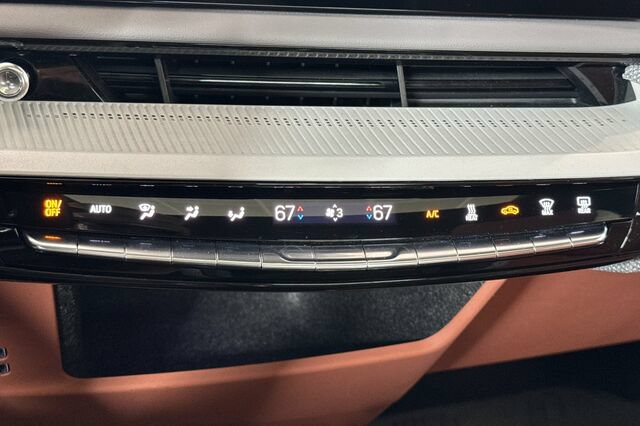 Certified 2025 Cadillac Optiq Sport 2 w/ LPO, ONYX Package AWD/4WD image 21