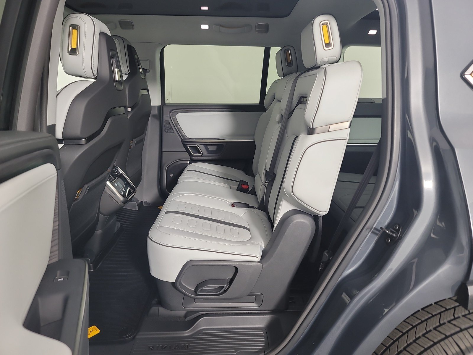 Used 2024 Rivian R1S Adventure AWD/4WD image 21