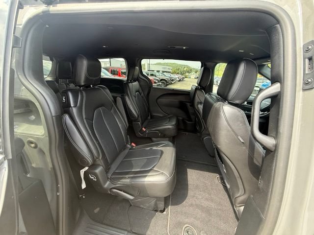 Used 2025 Chrysler Pacifica Select FWD image 9