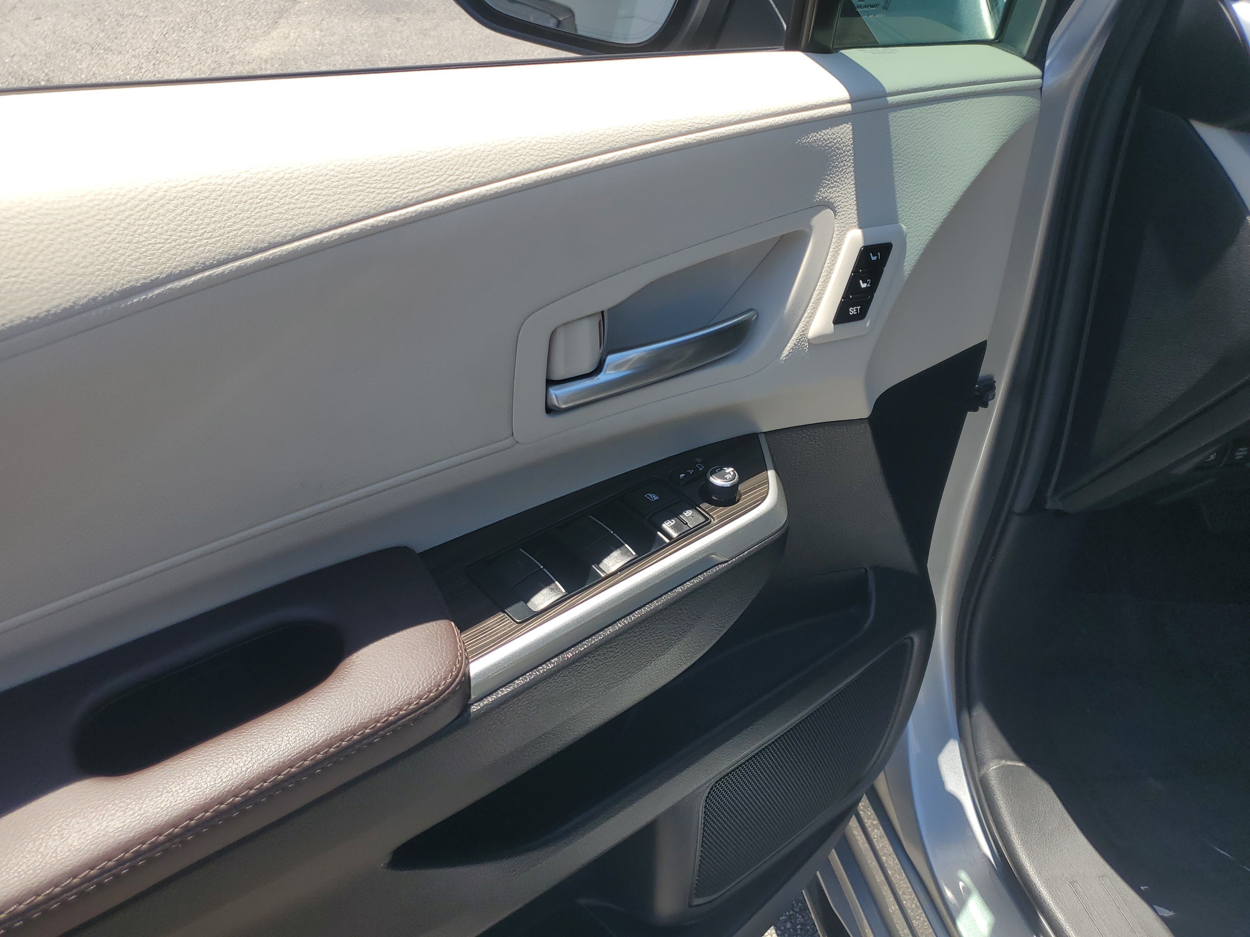 Certified 2023 Toyota Sienna Platinum FWD image 23