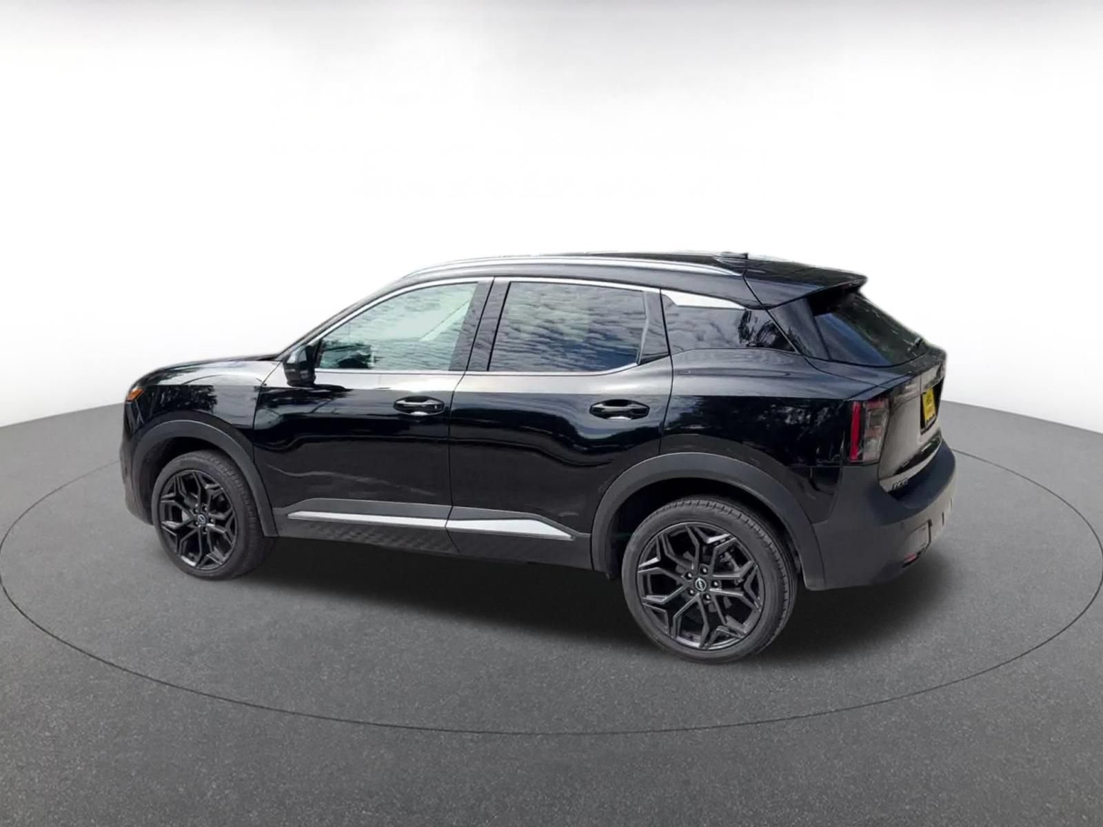 Used 2026 Nissan Kicks SR FWD image 9