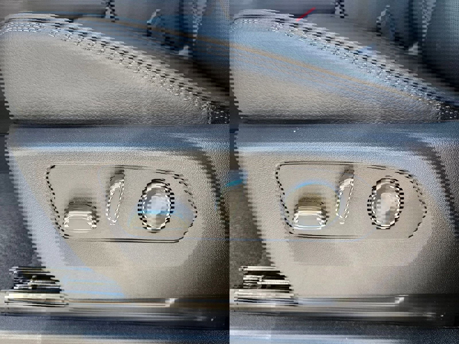 New 2026 GMC Yukon XL Denali w/ Sun & Power Step Package image 24