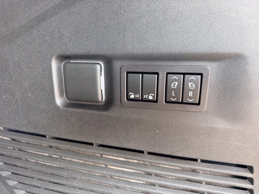 Used 2024 GMC Yukon XL AT4 w/ Technology Package AWD/4WD image 34