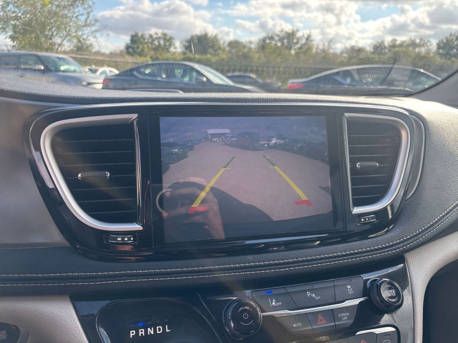 Used 2023 Chrysler Pacifica Touring-L image 17