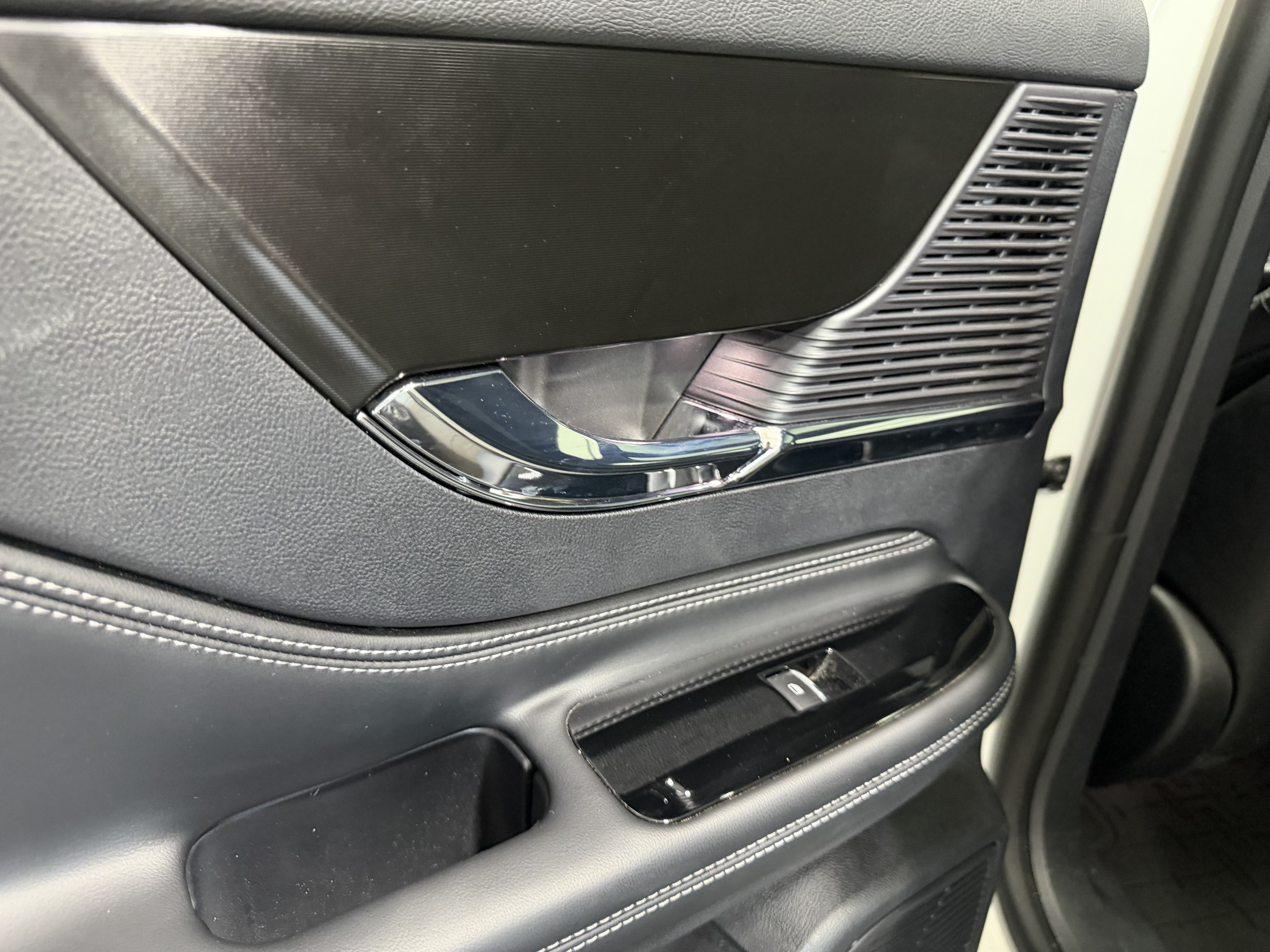Used 2022 Lincoln Corsair AWD w/ Premium Package image 24