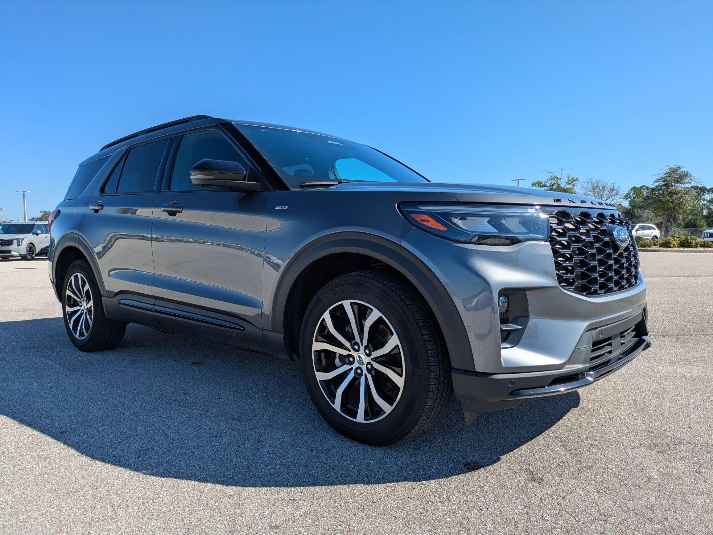 Used 2025 Ford Explorer ST-Line AWD/4WD image 2