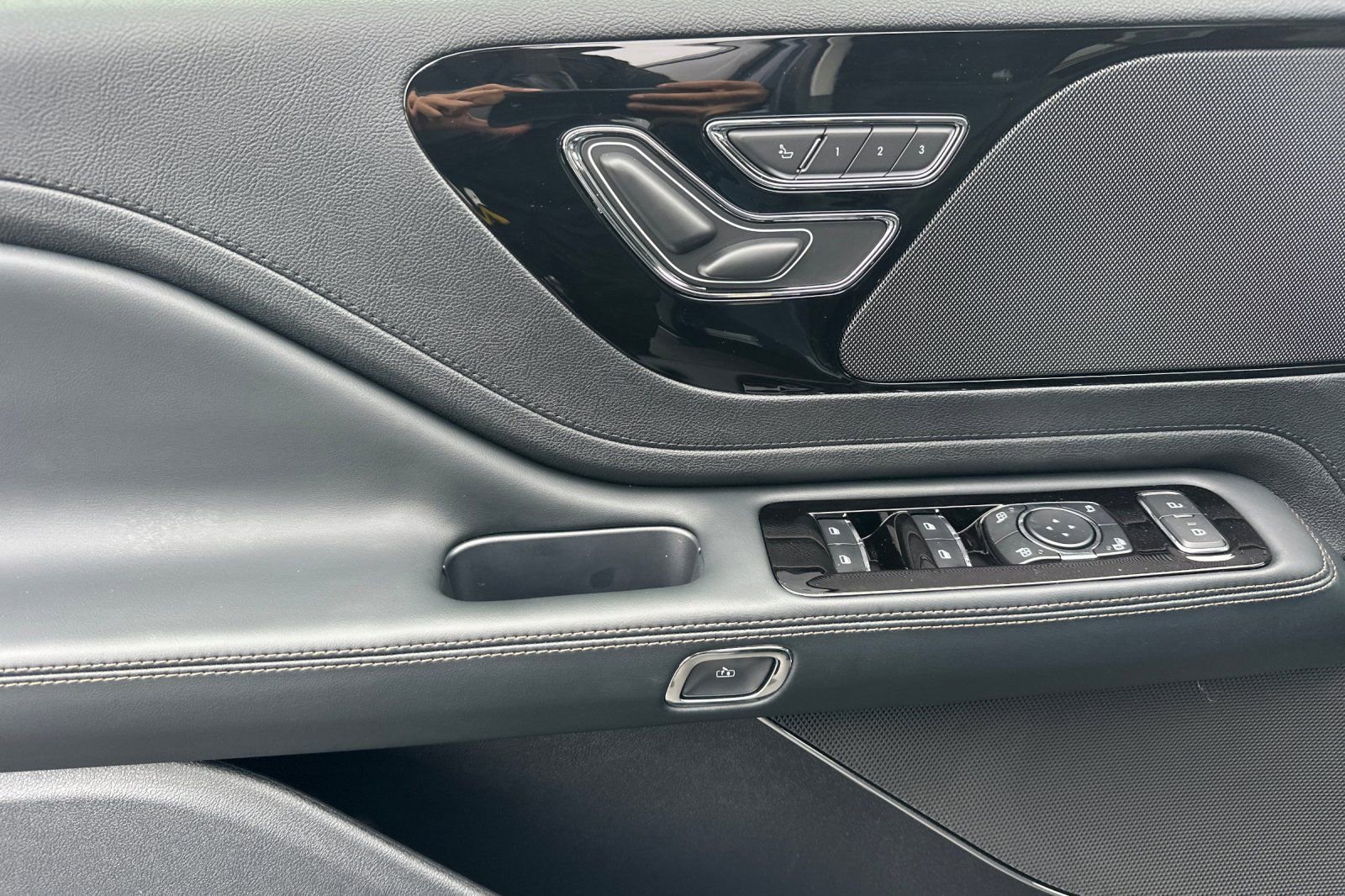 New 2026 Lincoln Aviator 2WD w/ Jet Appearance Package image 10