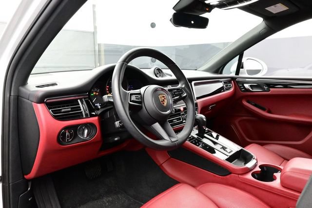 Certified 2025 Porsche Macan AWD/4WD image 4