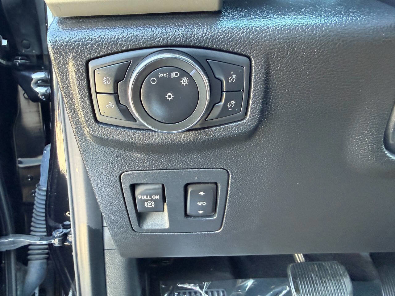 Used 2020 Ford F150 Lariat w/ Max Trailer Tow Package image 32