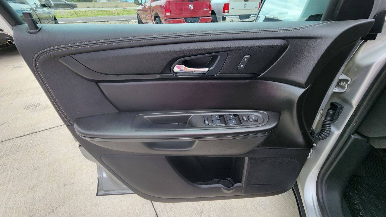 Used 2017 Chevrolet Traverse LT w/ Style and Technology Package FWD image 11