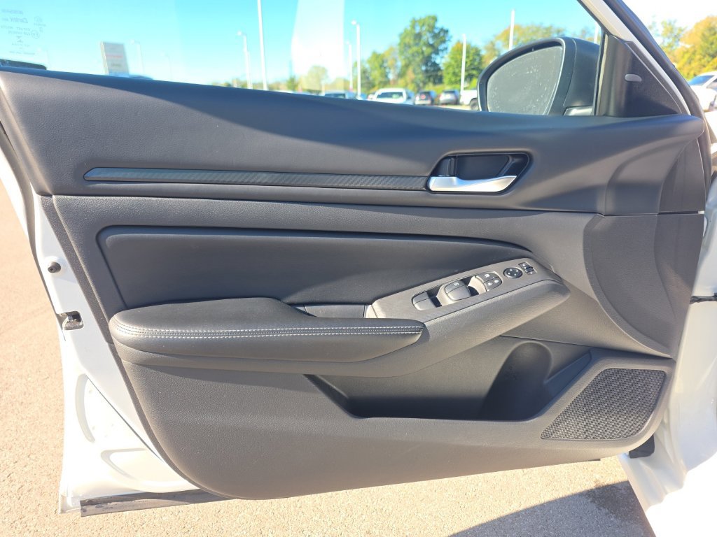 Used 2025 Nissan Altima 2.5 SV FWD image 14
