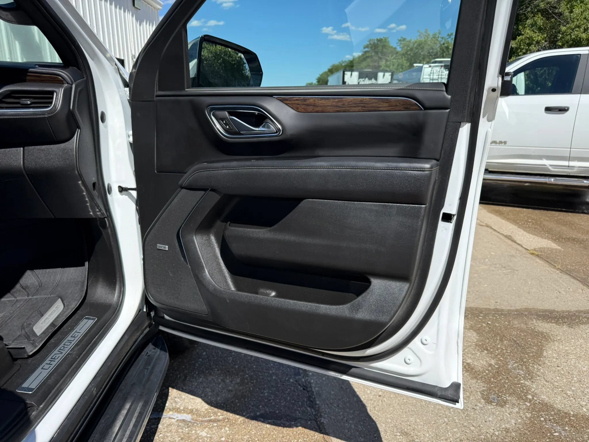 Used 2023 Chevrolet Suburban Premier w/ Premium Package 2 AWD/4WD image 8