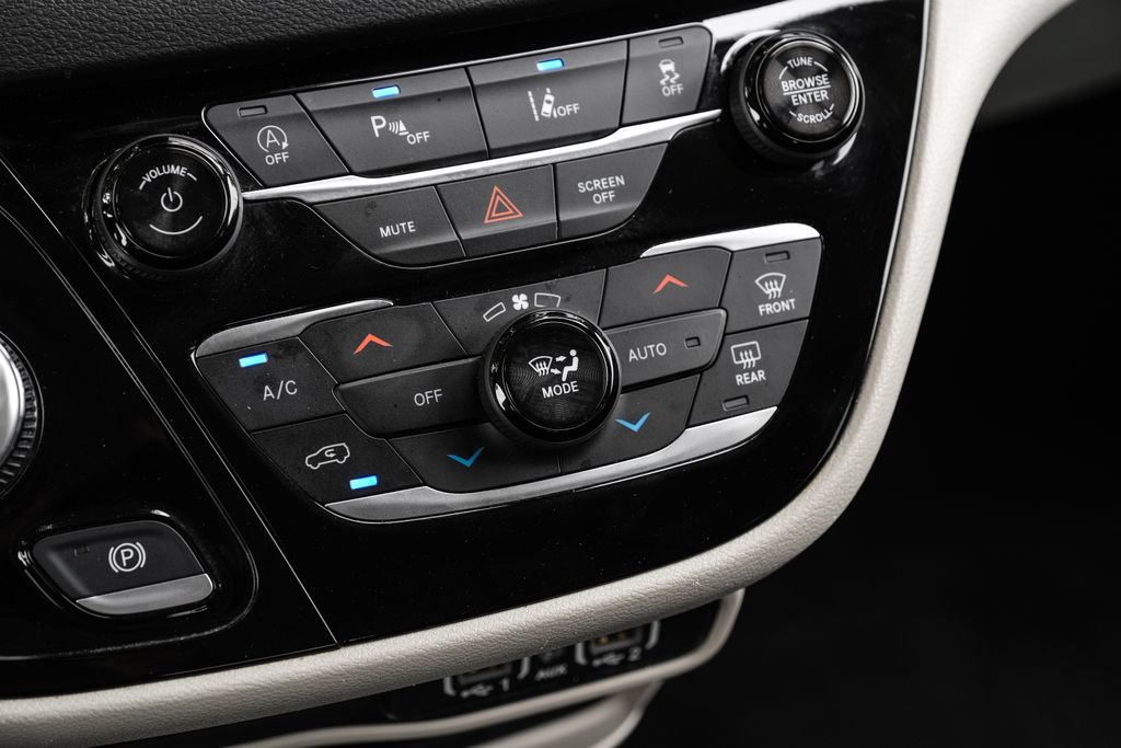 Used 2024 Chrysler Pacifica Touring-L FWD image 35