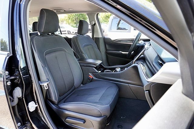 Used 2023 Jeep Grand Cherokee L Laredo RWD image 12