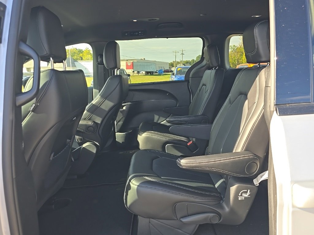 New 2026 Chrysler Pacifica Select image 19
