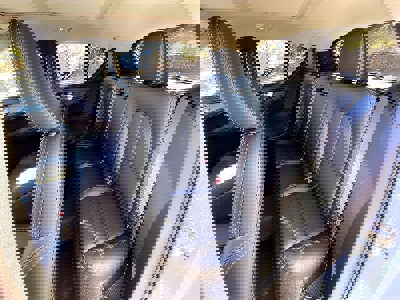 Used 2025 Volvo XC40 B5 Plus image 28