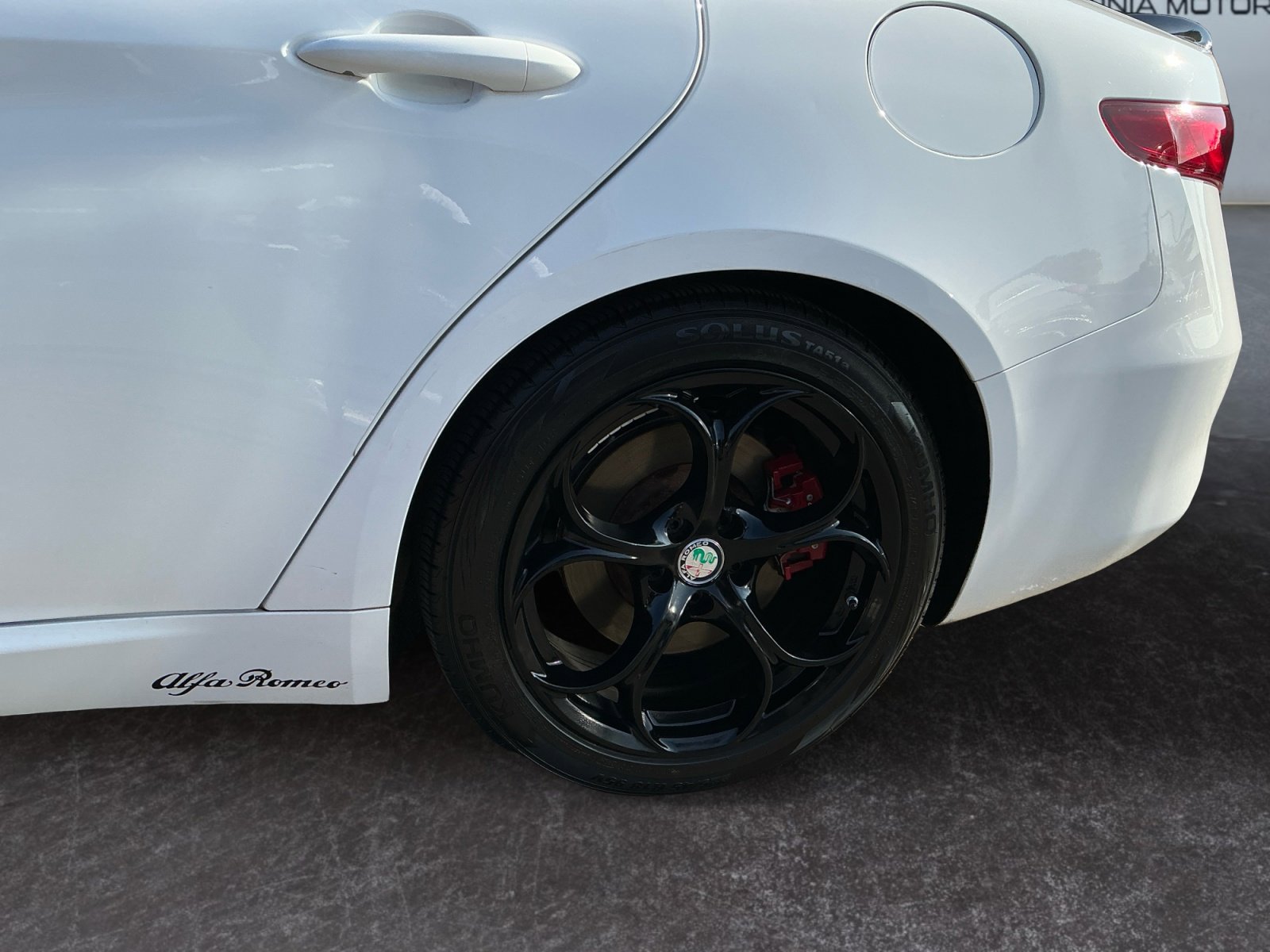 Used 2017 Alfa Romeo Giulia image 9