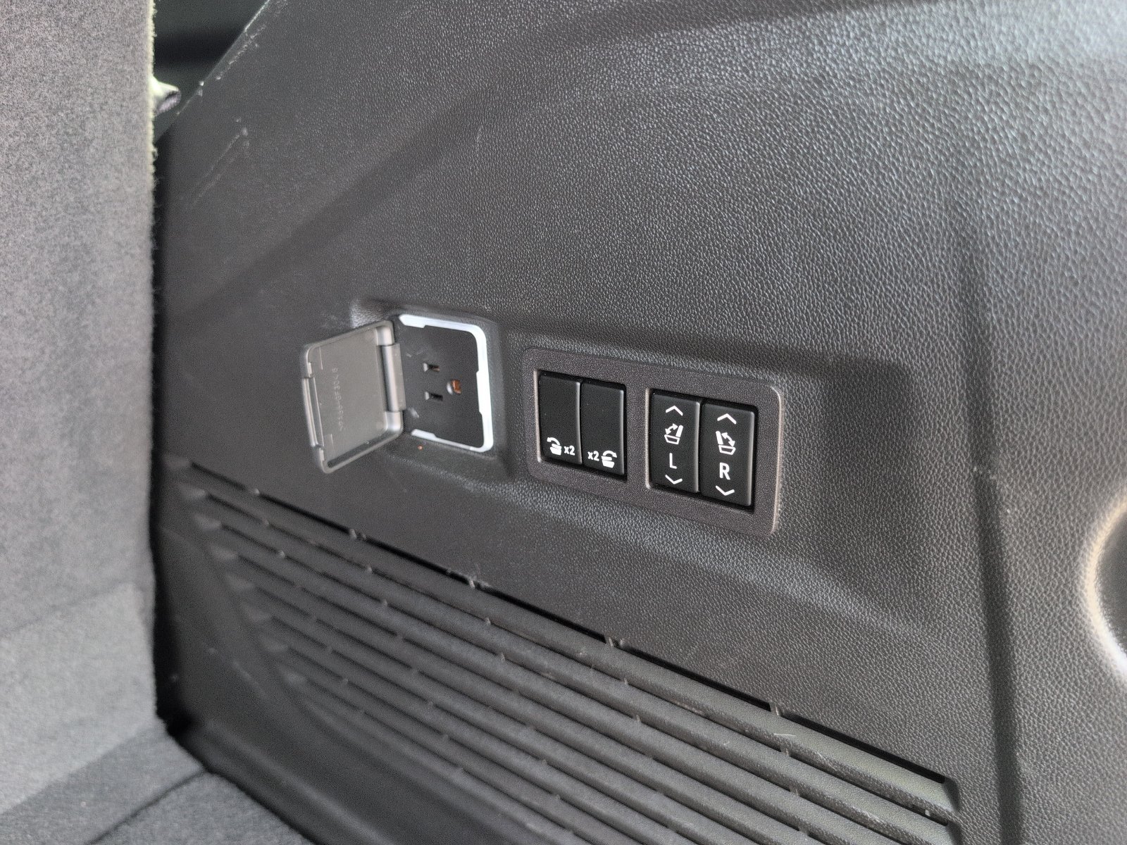 Used 2023 GMC Yukon Denali Ultimate AWD/4WD image 8