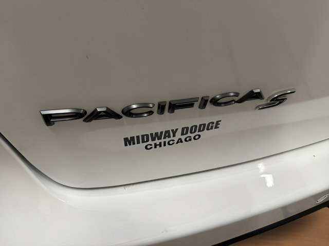 Used 2025 Chrysler Pacifica Limited FWD image 8