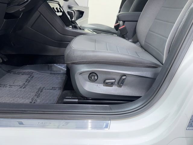 Used 2023 Volkswagen Taos SE w/ Panoramic Sunroof Package image 6