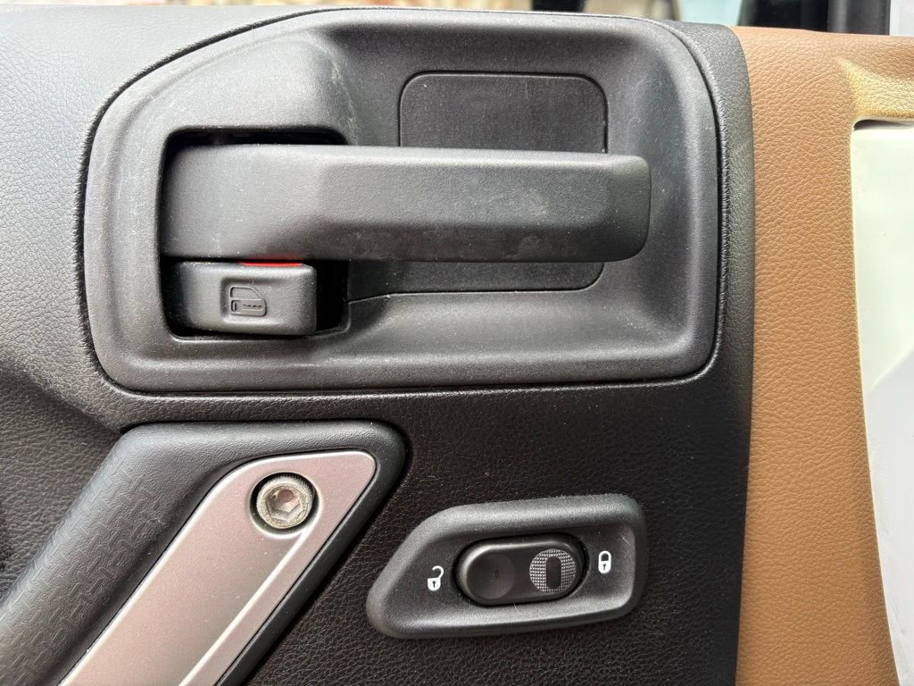 Used 2012 Jeep Wrangler Unlimited Rubicon w/ Connectivity Group image 18