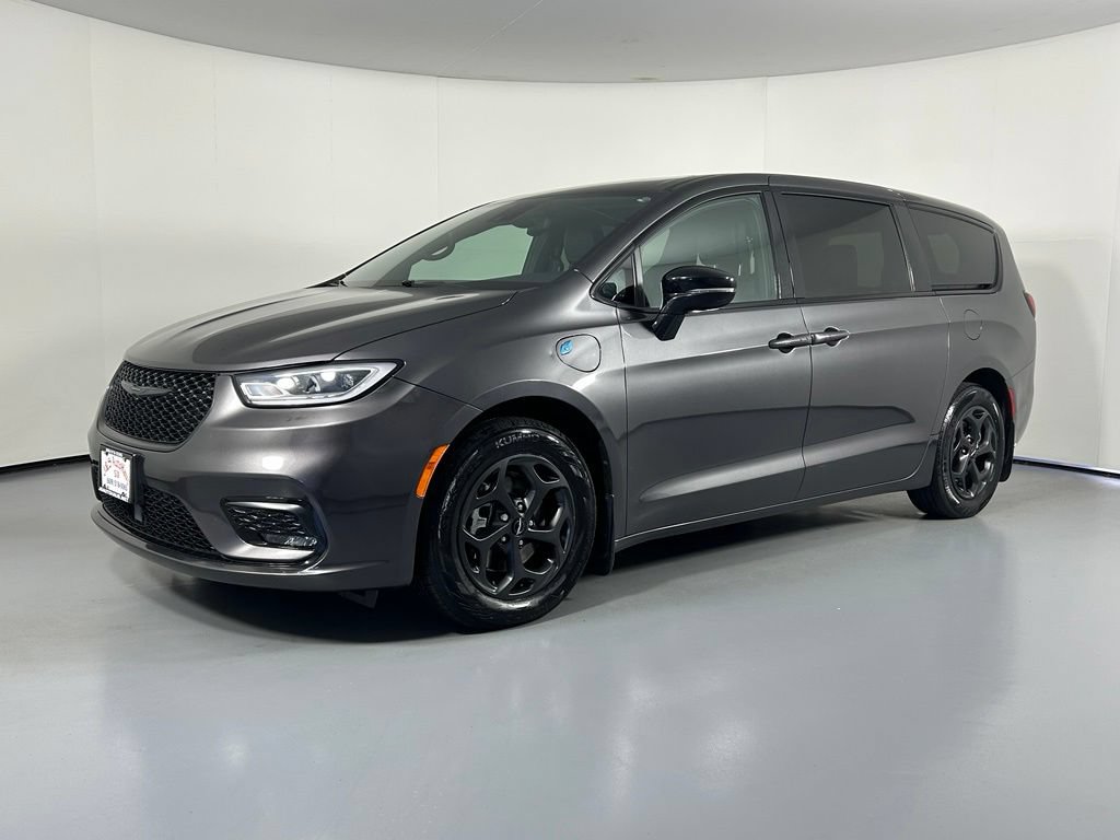 Used 2023 Chrysler Pacifica Limited w/ Uconnect Theater Family Group FWD image 3