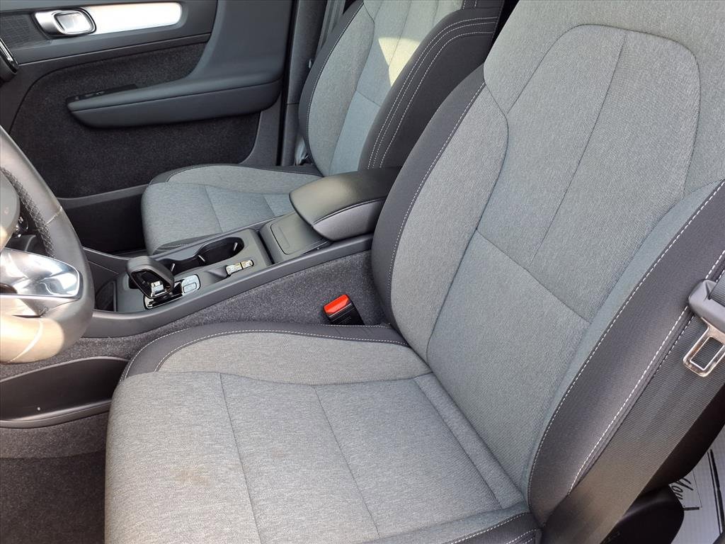 Used 2024 Volvo XC40 B5 Core image 3