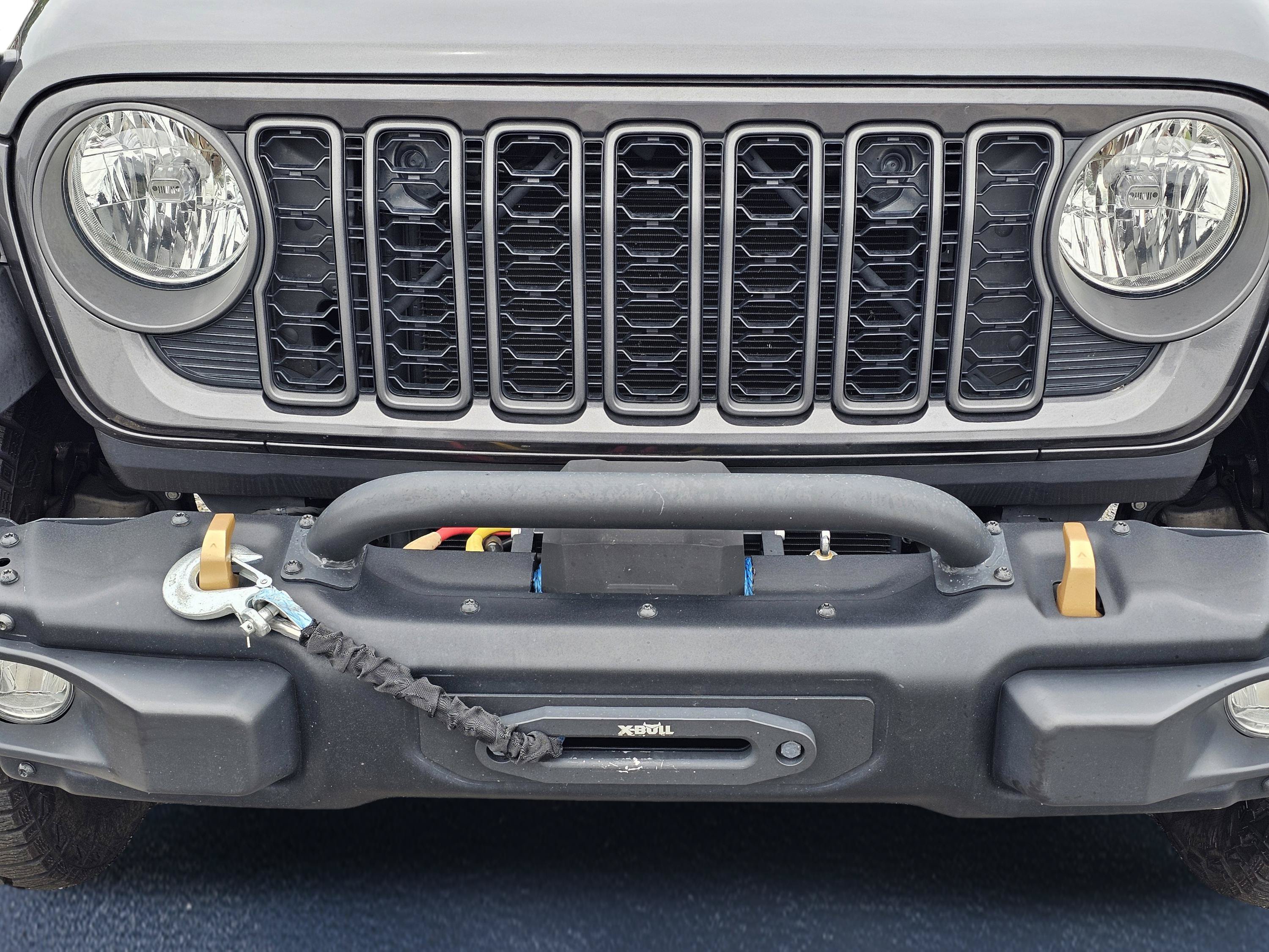 Used 2025 Jeep Gladiator Sport AWD/4WD image 3