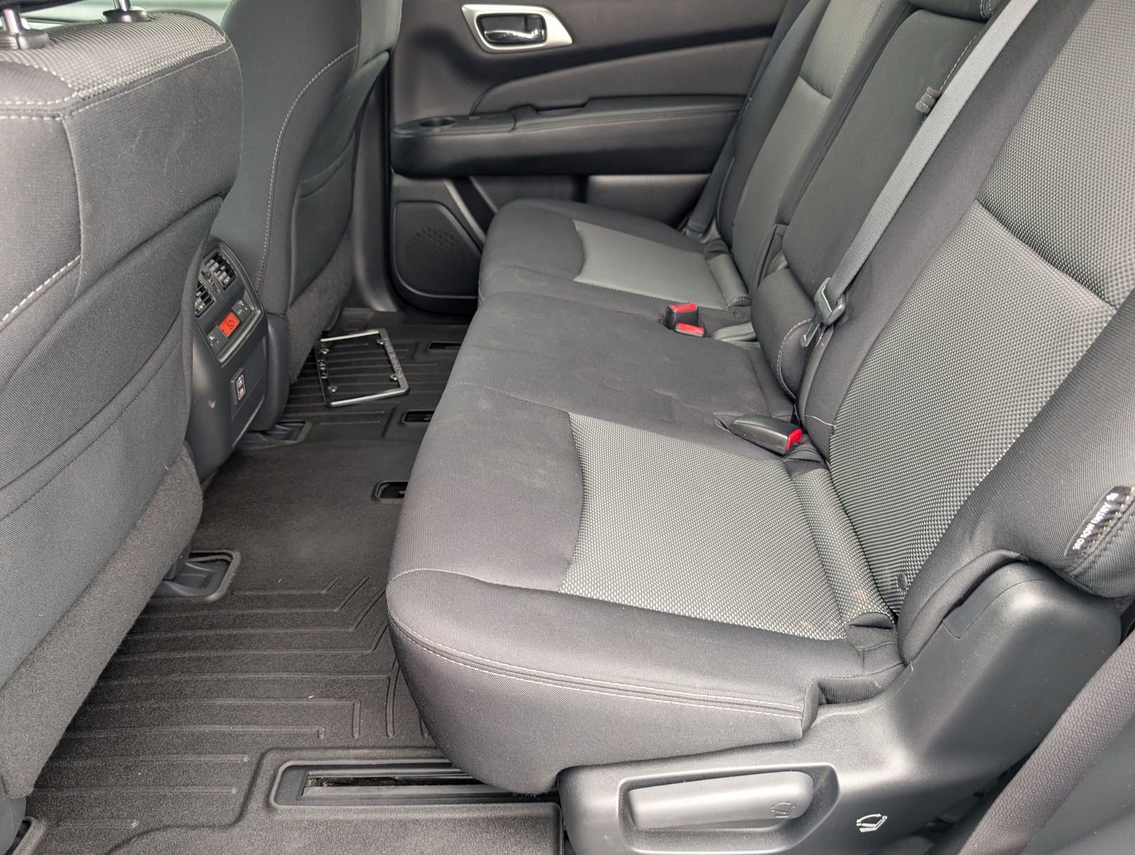 Used 2018 Nissan Pathfinder SV image 15