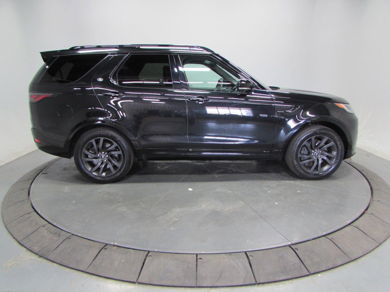 Used 2022 Land Rover Discovery S R-Dynamic image 8