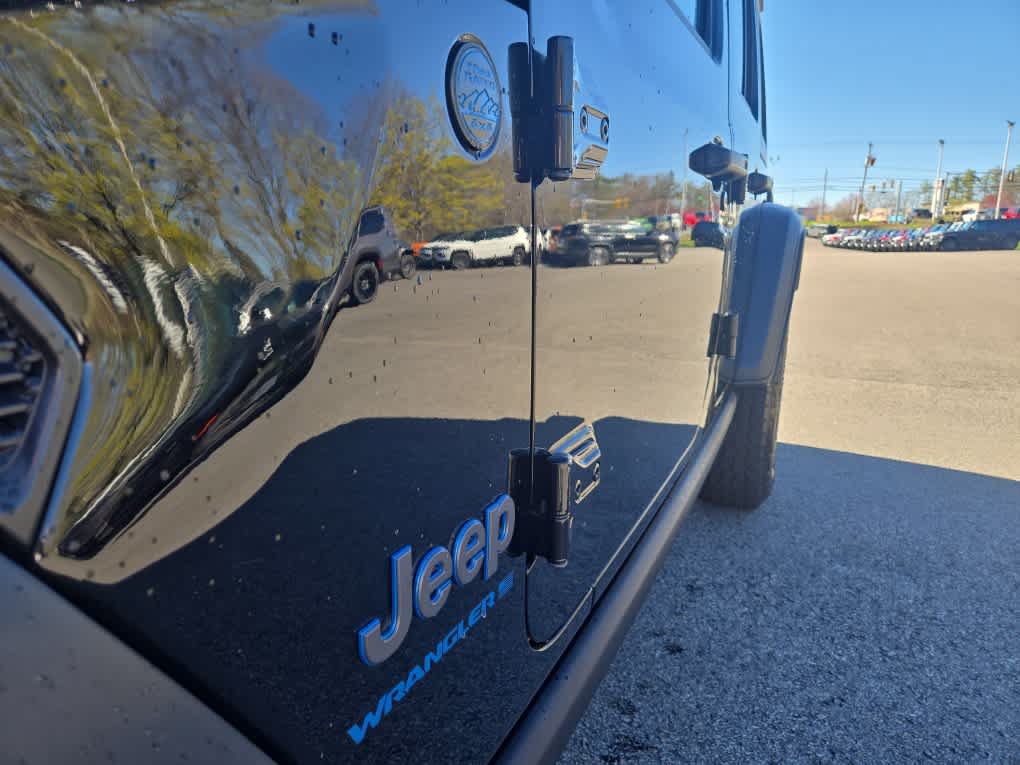 Used 2023 Jeep Wrangler Unlimited w/ Cold Weather Group AWD/4WD image 18