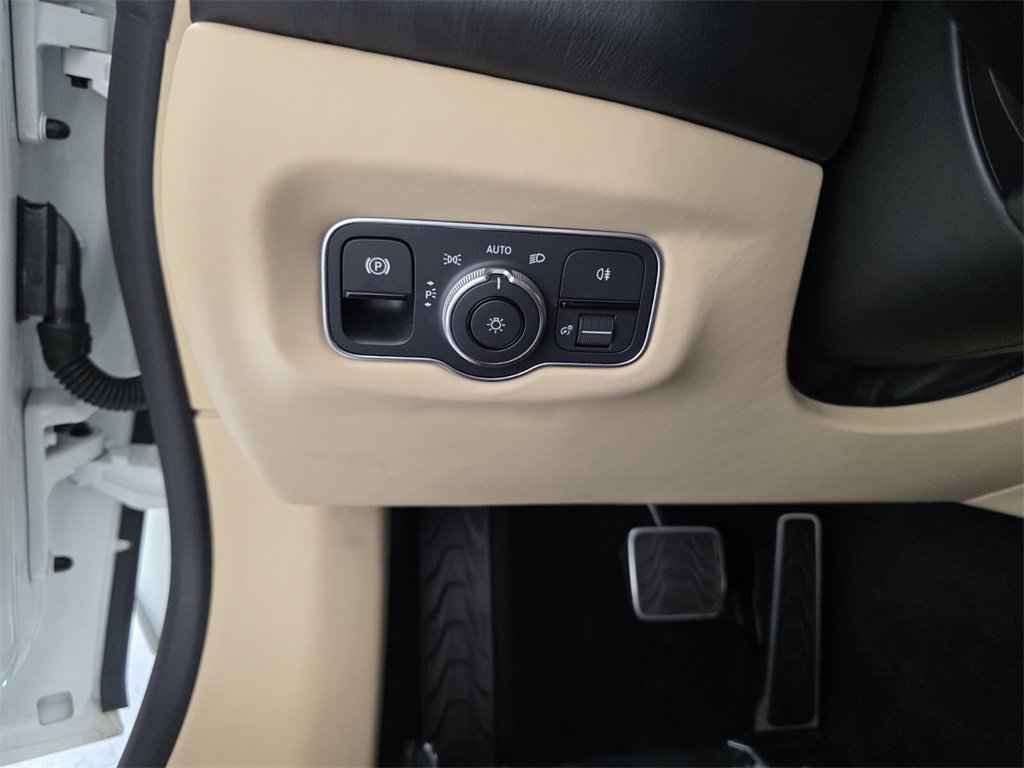 Used 2023 Aston Martin DB11 Coupe image 23