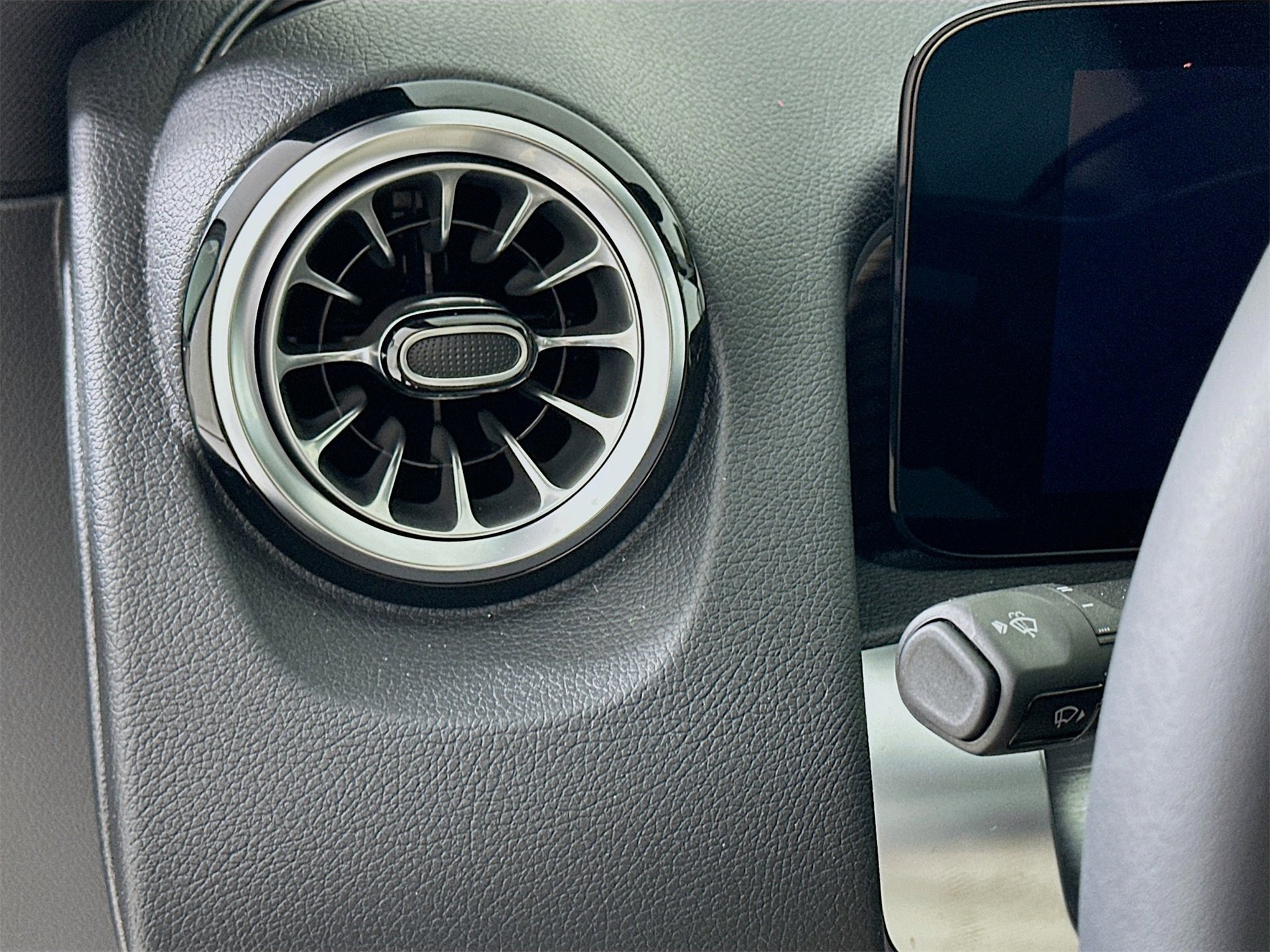 New 2026 Mercedes-Benz GLB 250 4MATIC image 11