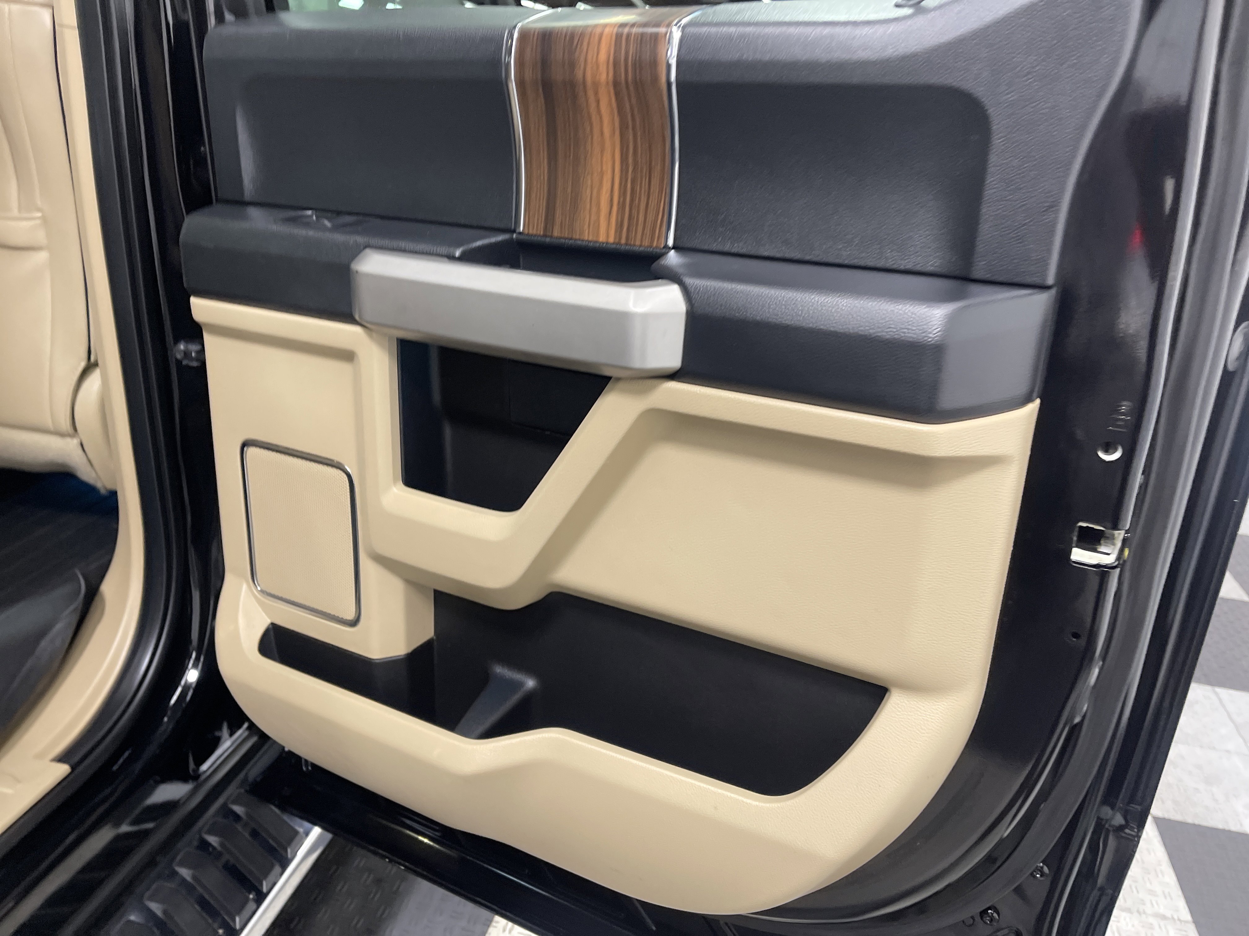 Used 2016 Ford F150 Lariat w/ Equipment Group 502A Luxury AWD/4WD image 18