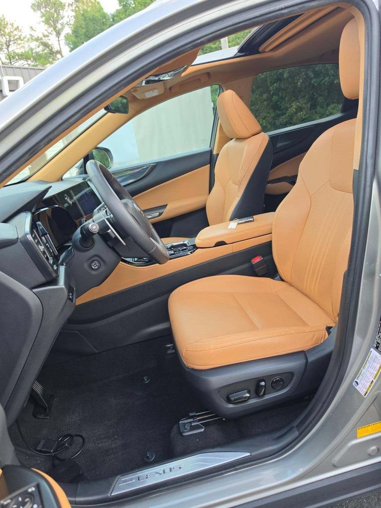 Used 2025 Lexus NX 250 FWD w/ Towing Package (2000 Lbs) image 4