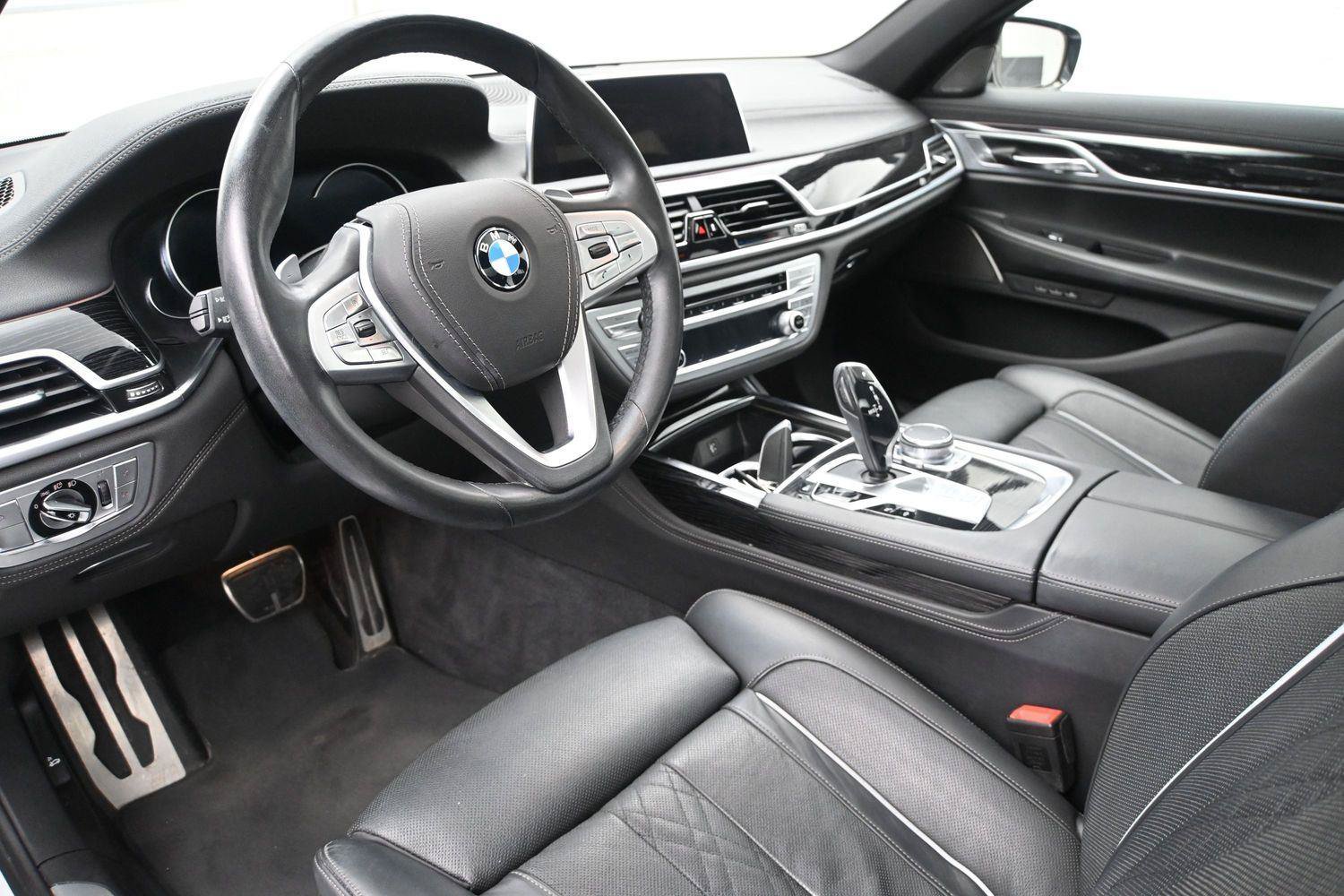 Used 2019 BMW 750i xDrive w/ M Sport Package AWD/4WD image 2