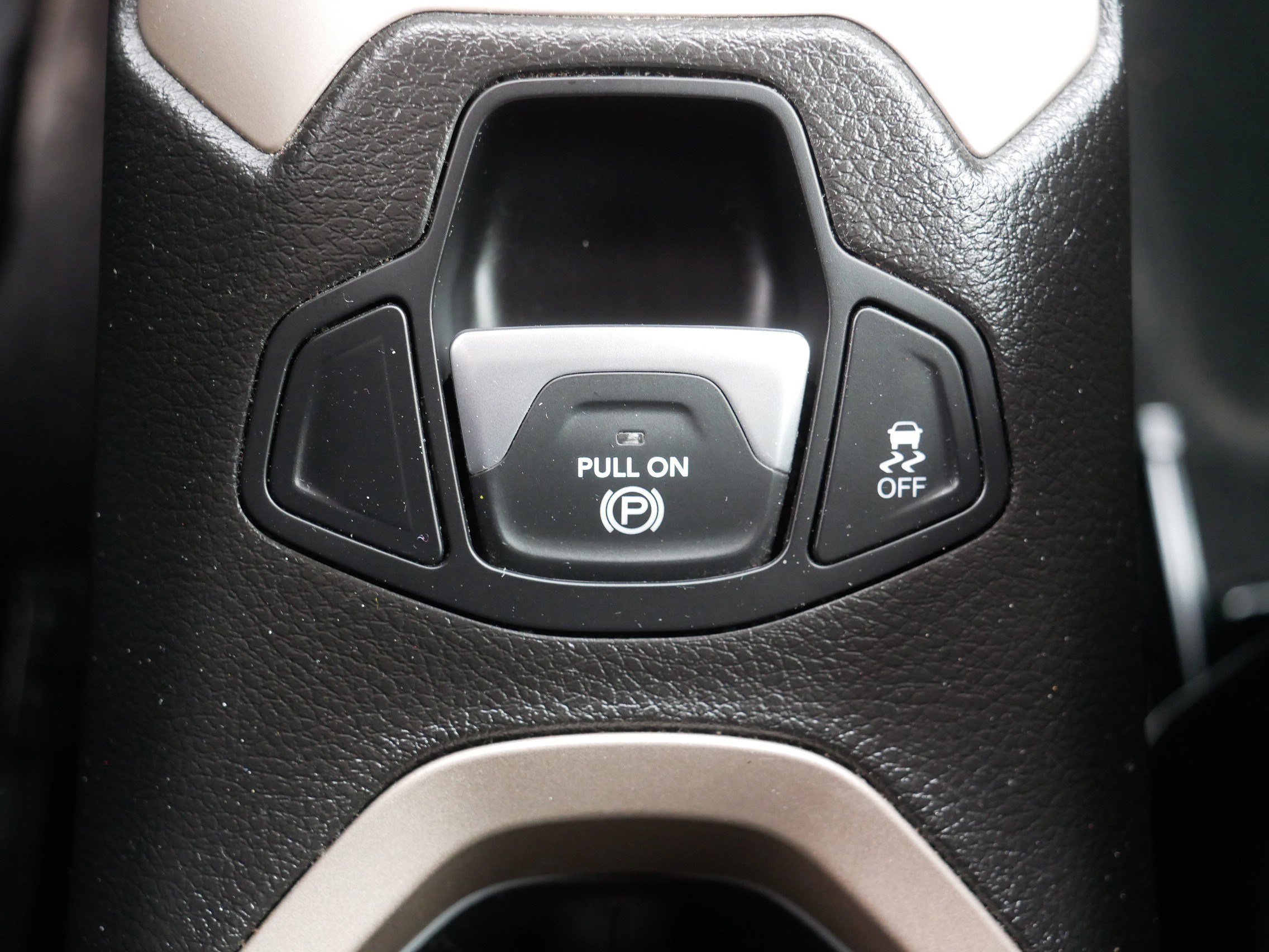 Used 2017 Jeep Renegade Latitude w/ Cold Weather Group image 32